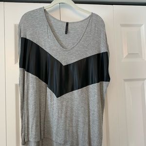 Sleeveless top with chevron stripe accent